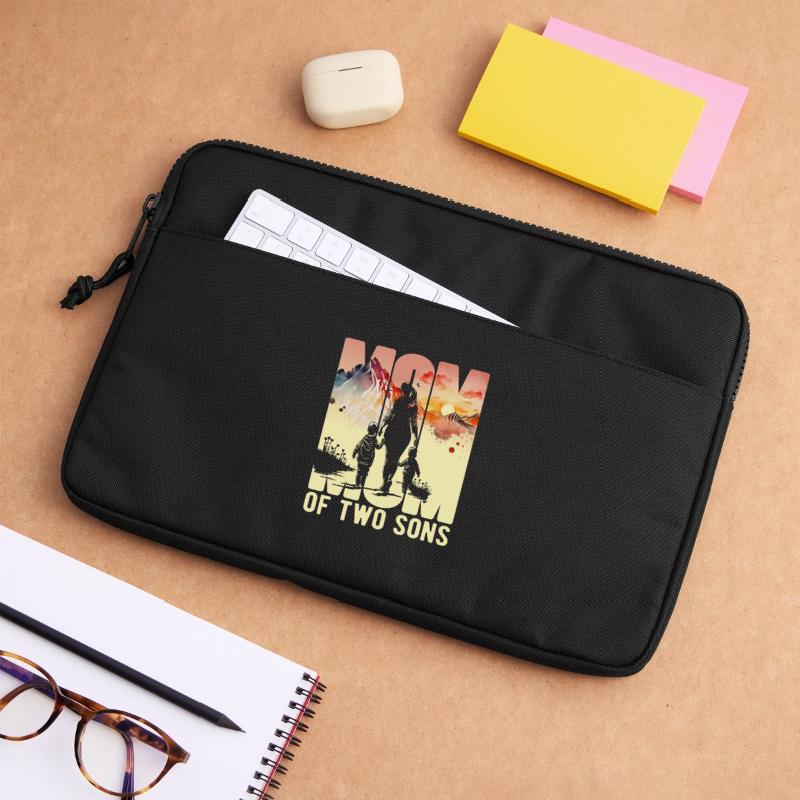 Mutter mit zwei Söhnen Muttertag Berge Mama Kind Laptoptasche 13"