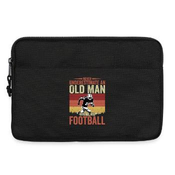 Never Underestimate An Old Man Who Plays Football  - Laptoptasche 13" - Schwarz - Vorne