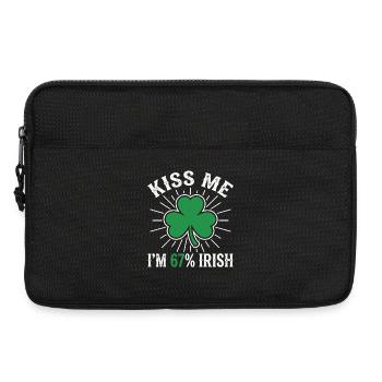 Küss mich, ich bin zu 67 % irischer Kleeblatt, lustiges Zitat - Laptoptasche 13" - Schwarz - Vorne