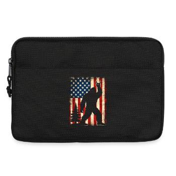 Bigfoot Rock sur le bouclier, Sasquatch Yeti Drapeau USA - Sacoche pour ordinateur portable 13 pouces - noir - Devant