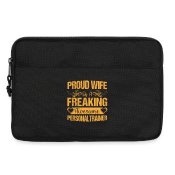 Fitness Motivation Proud Wife Of A Personaltrainer - Laptoptasche 13" - Schwarz - Vorne