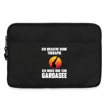 Ich brauche keine Therapie ich muss zum Gardasee - Laptoptasche 13" - Schwarz - Vorne
