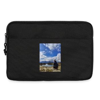 Wanderer, der in den alpinen Himmel blickt - Laptoptasche 13" - Schwarz - Vorne
