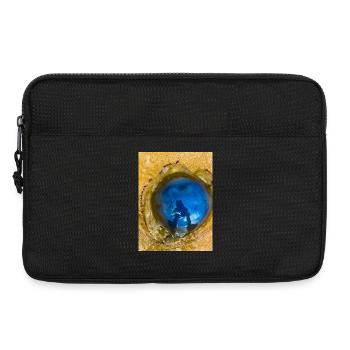 Blaue Qualle mit Reflexion auf Sand "Ich und mein Yelly - Laptoptasche 13" - Schwarz - Vorne