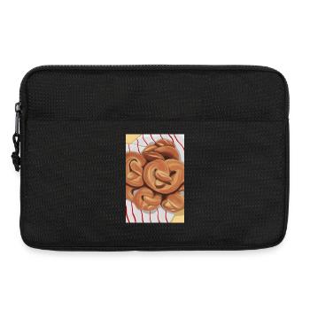 Pretzel Time - Goldene Brezeln auf Teller - Laptoptasche 13" - Schwarz - Vorne