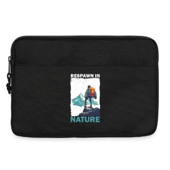 Mountaineer with backpack in the mountains Gaming - Laptop bag 13" - black - Front