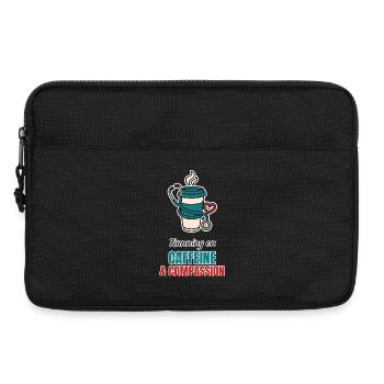 Caffeine and Compassion – Pflege mit Kaffee - Laptoptasche 13" - Schwarz - Vorne