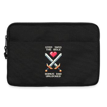 Bonus-Papa freigeschaltet | Stiefvater Patchwork - Laptoptasche 13" - Schwarz - Vorne