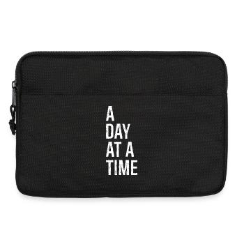 a day at a time - Laptoptasche 13" - Schwarz - Vorne