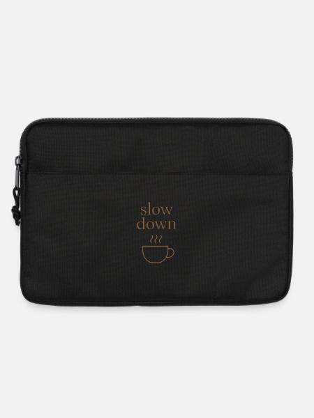 Slow Down | Minimalistischer Kaffee-Moment - Laptoptasche 13" - Schwarz
