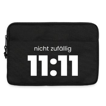 11:11 Nicht zufällig – Cosmic Timing Shirt - Laptoptasche 13" - Schwarz - Vorne
