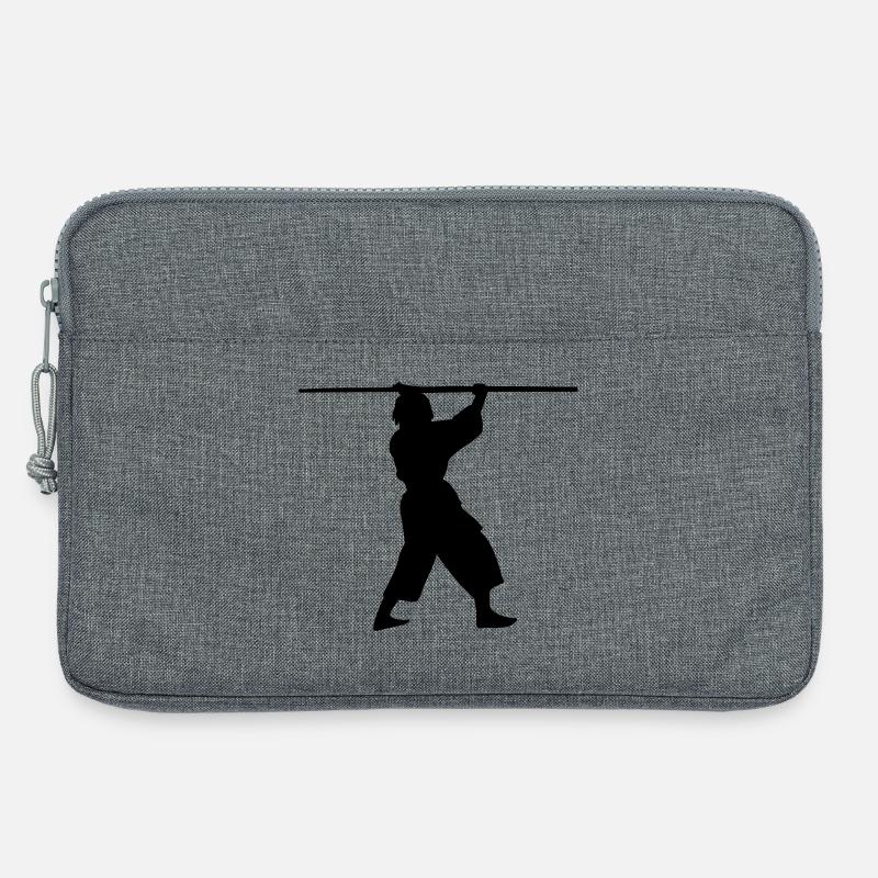 Kobudo mit langem Bo über dem Kopf Schattenfigur - Laptoptasche 13" - Grau meliert