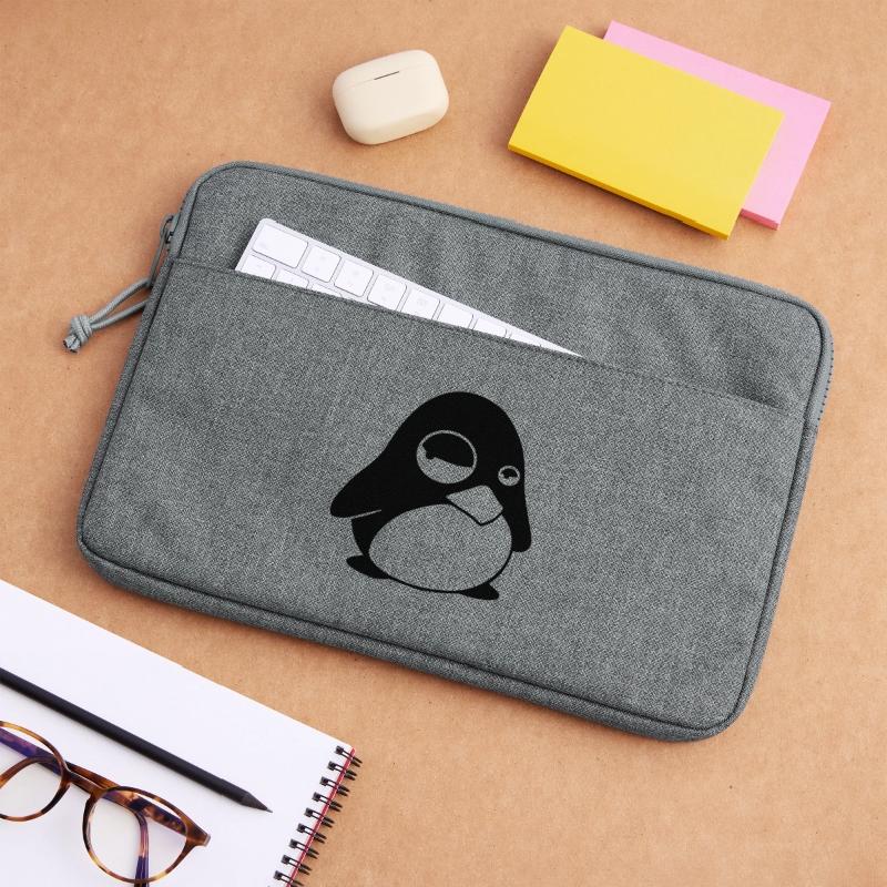 Grumpy Tux – Funny Linux Penguin for Nerds Laptop bag 13"