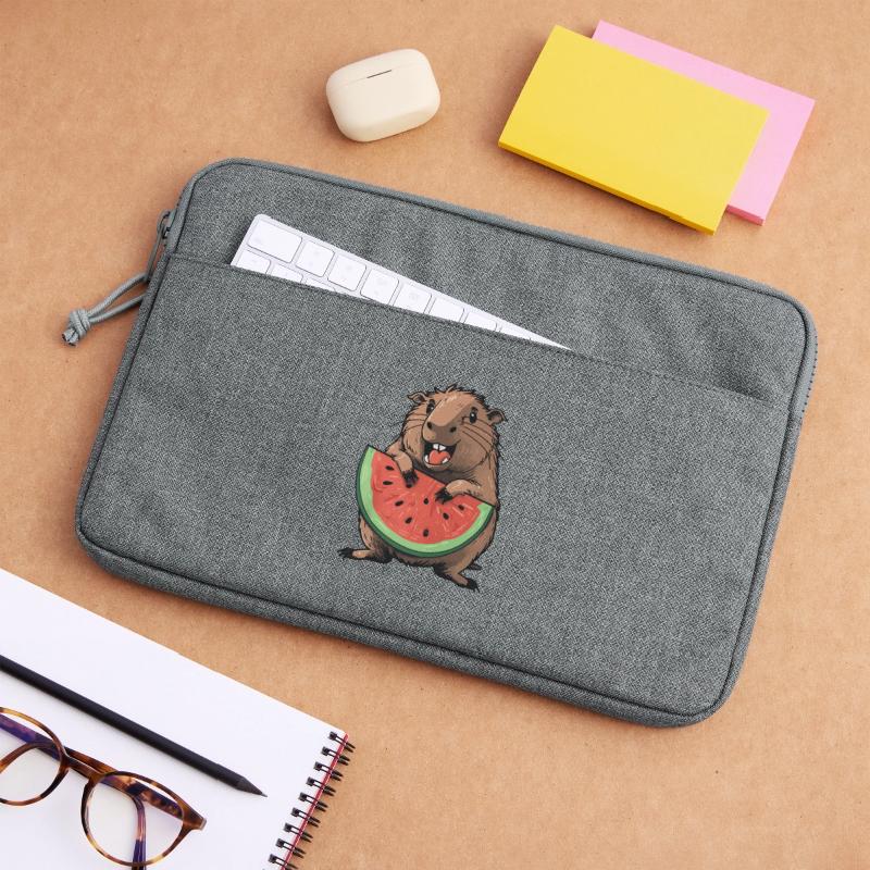 Capybara mangeant de la pastèque Sacoche pour ordinateur portable 13 pouces