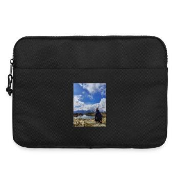 Hiker facing the alpine sky - Laptop bag 15" - black - Front