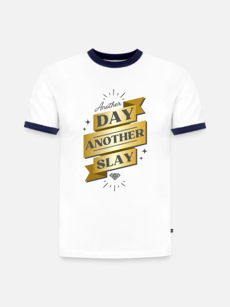 Another Day Another Slay Banner - Slim Fit Männer Organic Contrast T-Shirt - Weiß/Navyblau