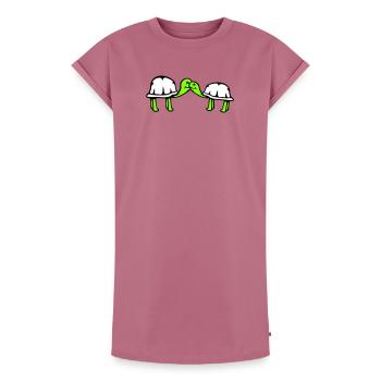 2 tortues se câlinant, un doux couple qui s'embrasse, une équipe amoureuse - Robe T-shirt femme Premium en coton bio - mauve - Devant - AI Model Female 172 dark (172cm)