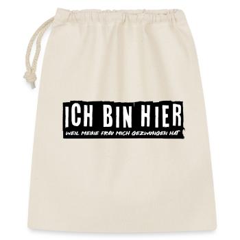 ICH BIN HIER - weil meine Frau mich gezwungen hat - Geschenkbeutel aus Baumwolle (40 x 50 cm) - Natur - Vorne