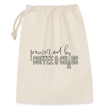powered by coffee and chaos Kaffeejunkie Spruch - Geschenkbeutel aus Baumwolle (30 x 45 cm) - Natur - Vorne