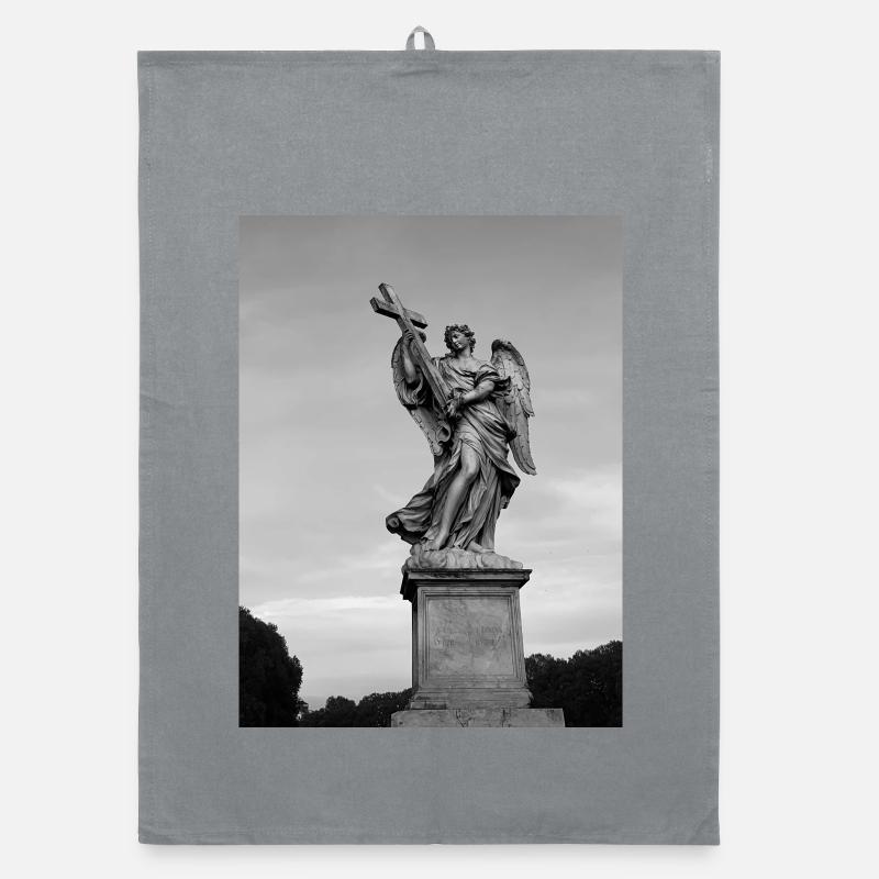Engelstatue mit Kreuz in Grau Organic Geschirrtuch