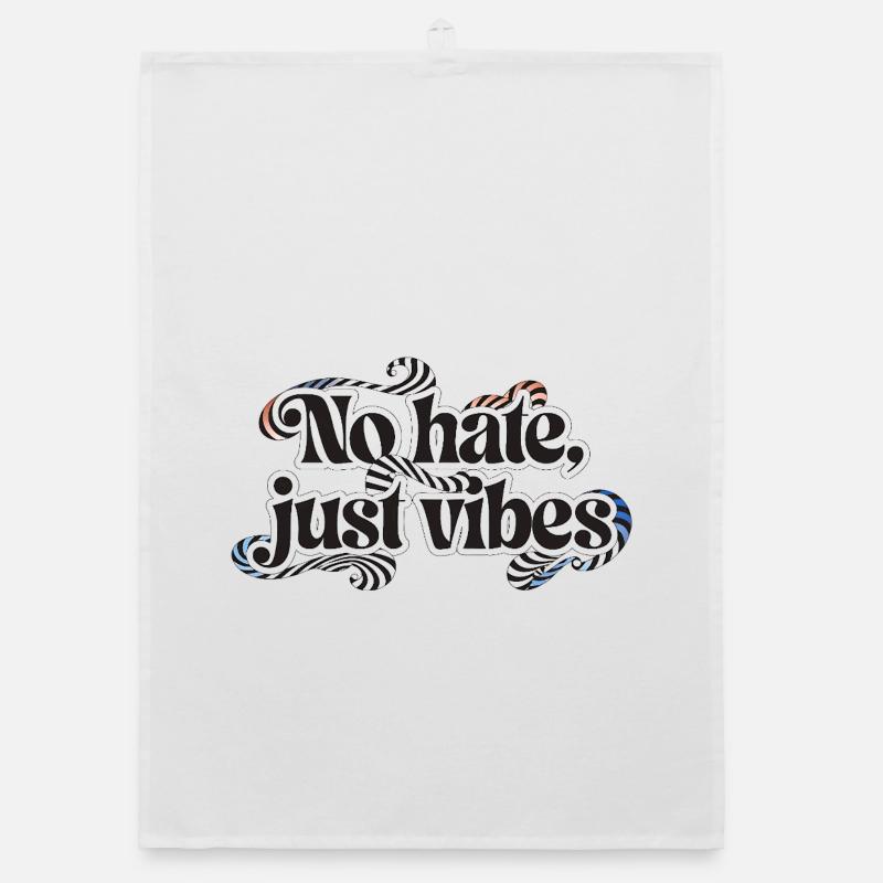 Der Schriftzug „No hate, just vibes“ in einer bauc Organic Geschirrtuch