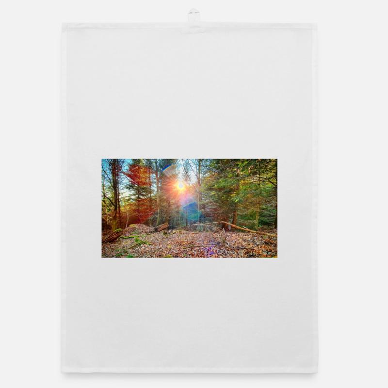 Lumière du soleil dans la forêt d’automne Torchon bio