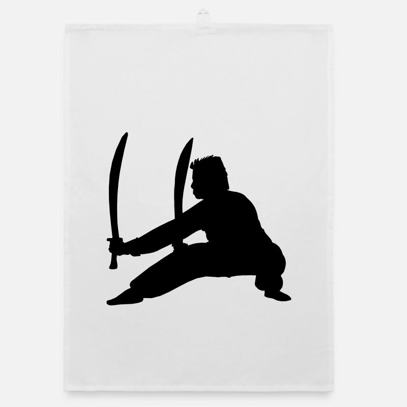 Pratiquant de Kung Fu avec deux épées Torchon bio