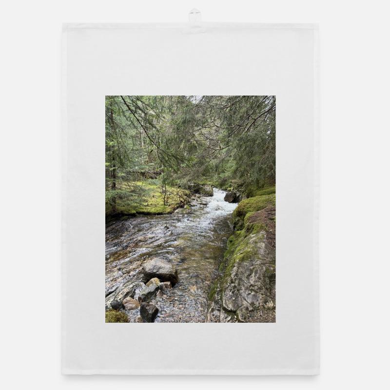 Stillleben im Wald mit Fluss Organic Geschirrtuch