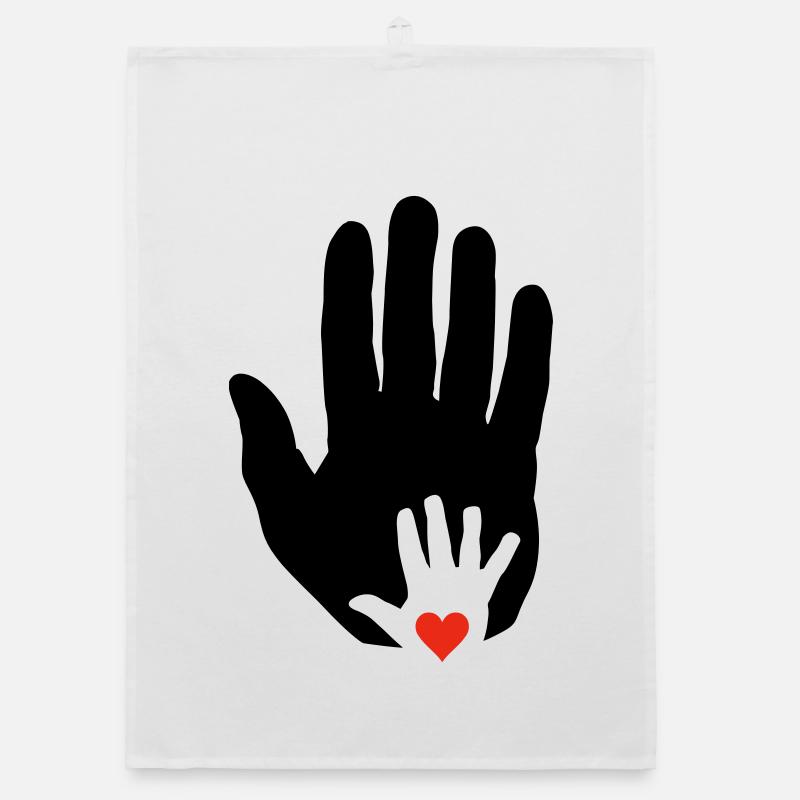 Cœur dans la main de bébé dans la main plus âgée! Torchon bio