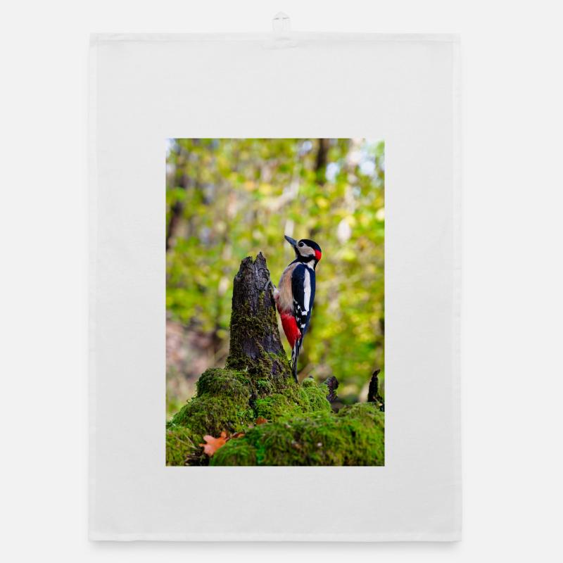 Specht auf moosigem Waldstumpf Organic Geschirrtuch