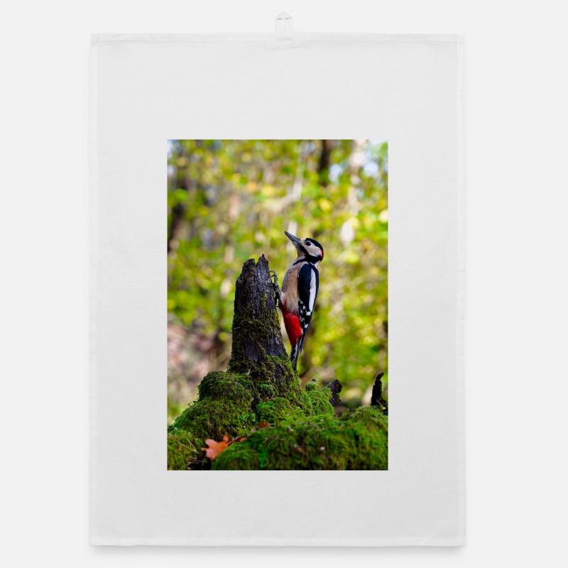 Specht auf moosigem Baumstamm Organic Geschirrtuch