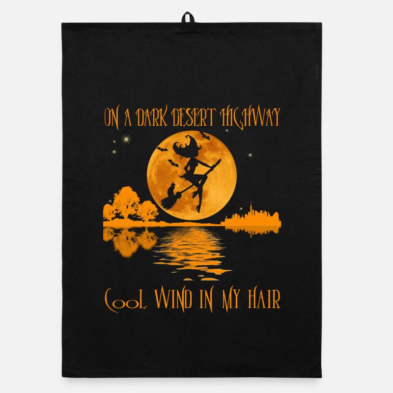 auf einer dunklen Wüste Autobahn lustige Hexe Halloween Organic Geschirrtuch