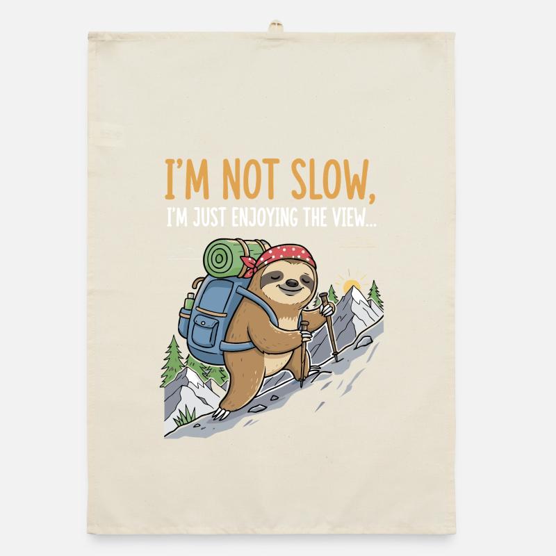 Faultier beim Bergsteigen mit Aussicht Organic Geschirrtuch