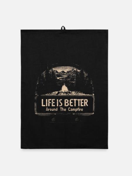 Camping Spruch Life Is Better Around The Campfire  - Organic Geschirrtuch - Schwarz - Vorne