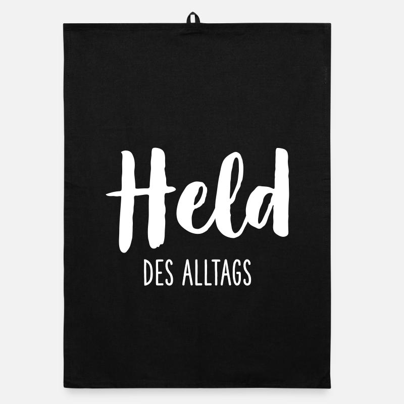 Held des Alltags – Starkes Statement Textdesign - Organic Geschirrtuch - Schwarz