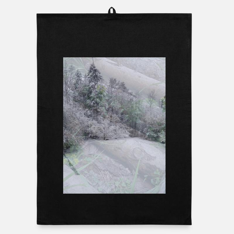 Schnee Landschaft auf Baumstämmen - Organic Geschirrtuch - Schwarz