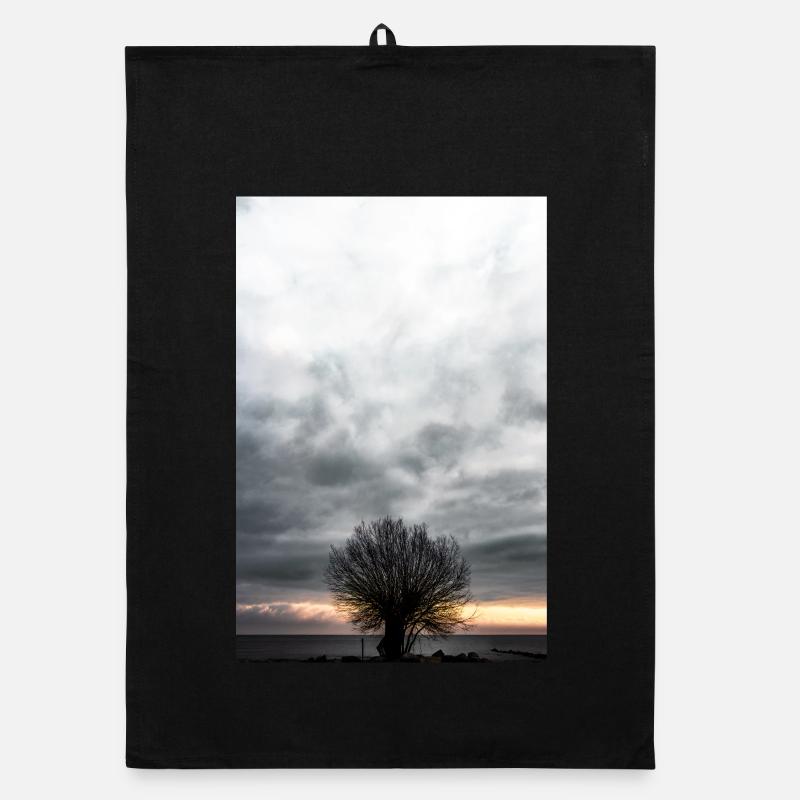 Un arbre unique le soir au bord de la mer Torchon bio
