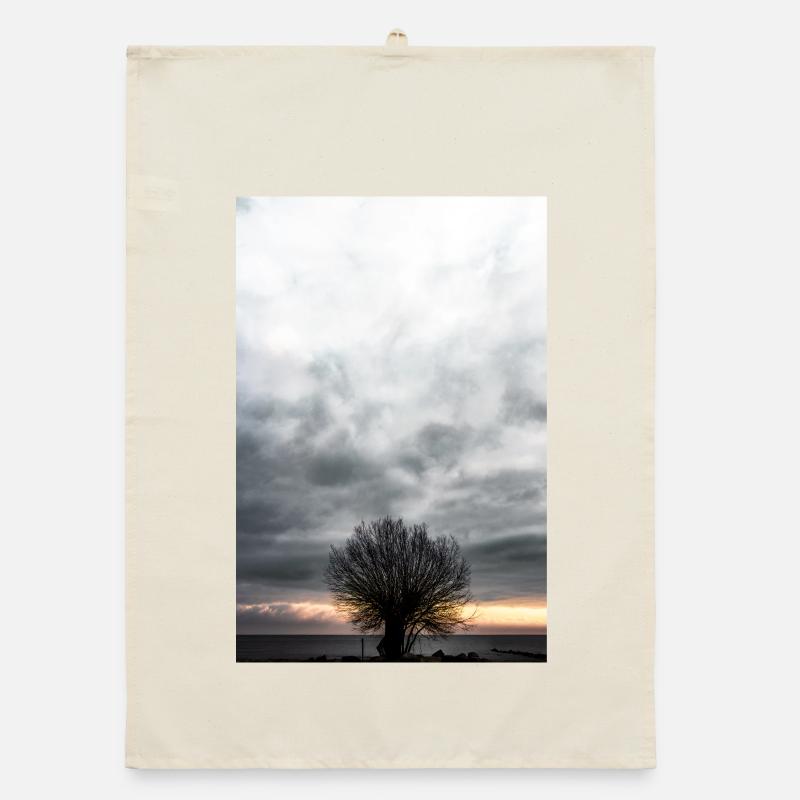 Einzelner Baum am Abend am Meer Organic Geschirrtuch