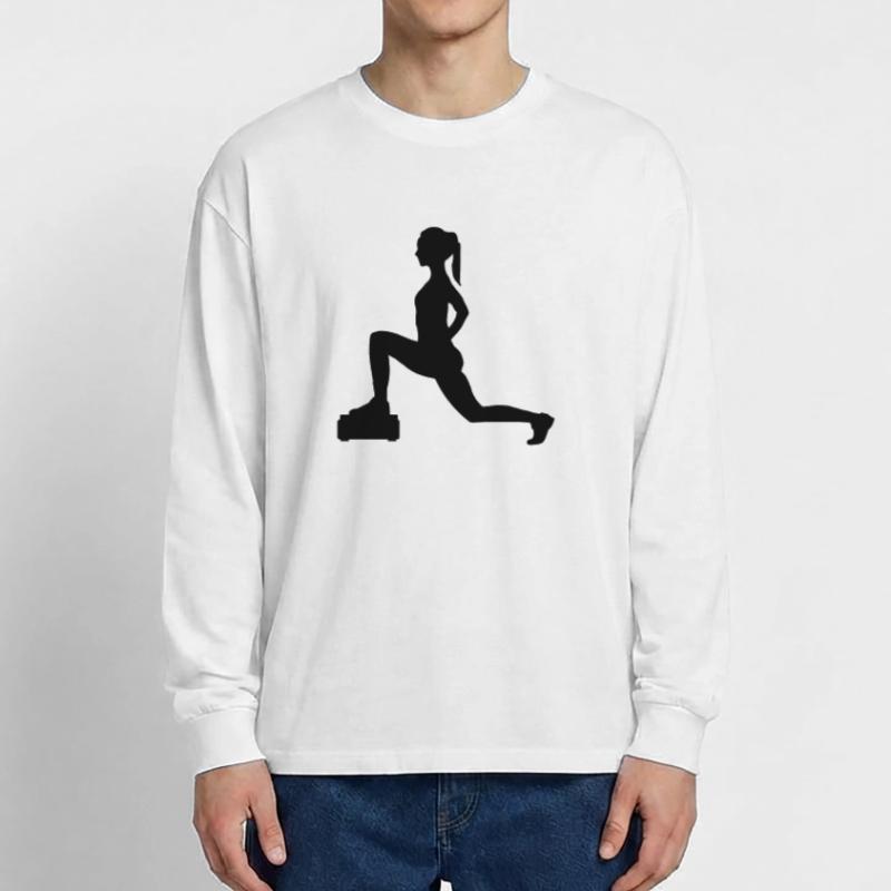 Mädchen oder Dame, die Schritte oder Aerobic macht Oversized Langarmshirt 