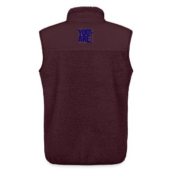 Inspirierendes Zitat  - Unisex Sherpaweste von Stanley/Stella - Maroon - Hinten - AI Model Male 178 light (178cm)