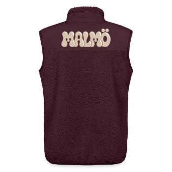 Malmö Retro Groovy Beige - Unisex Sherpaweste von Stanley/Stella - Maroon - Hinten - AI Model Male 178 light (178cm)