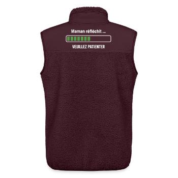 Mama meint, bitte hab Geduld, mach mit, Mama - Unisex Sherpaweste von Stanley/Stella - Maroon - Hinten - AI Model Male 178 light (178cm)