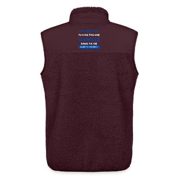 Wenn du keine Camille in deinem Leben hast - Unisex Sherpaweste von Stanley/Stella - Maroon - Hinten - AI Model Male 178 light (178cm)