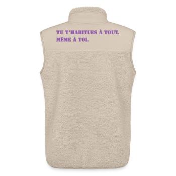 TU T’HABITUES À TOUT. MÊME À TOI. - Veste sans manches sherpa unisexe Stanley/Stella - beige - Dos - AI Model Male 178 light (178cm)