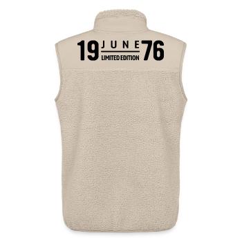 Limited Edition June 1976 Geburtstag Geschenk - Unisex Sherpaweste von Stanley/Stella - Beige - Hinten - AI Model Male 178 light (178cm)