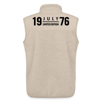 Limited Edition July 1976 Geburtstag Geschenk - Unisex Sherpaweste von Stanley/Stella - Beige - Hinten - AI Model Male 178 light (178cm)