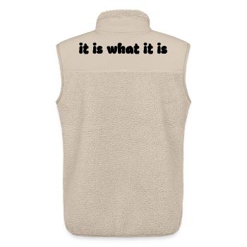 It Is What It Is – Retro Spruch Grafik - Unisex Sherpaweste von Stanley/Stella - Beige - Hinten - AI Model Male 178 light (178cm)