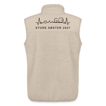 Große Schwester 2027 Herzschlag Dänisch - Unisex Sherpaweste von Stanley/Stella - Beige - Hinten - AI Model Male 178 light (178cm)