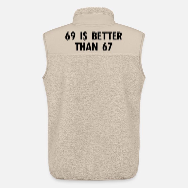 69 Is Better Than 67 – Erwachsenensprüche - Unisex Sherpaweste von Stanley/Stella - Beige