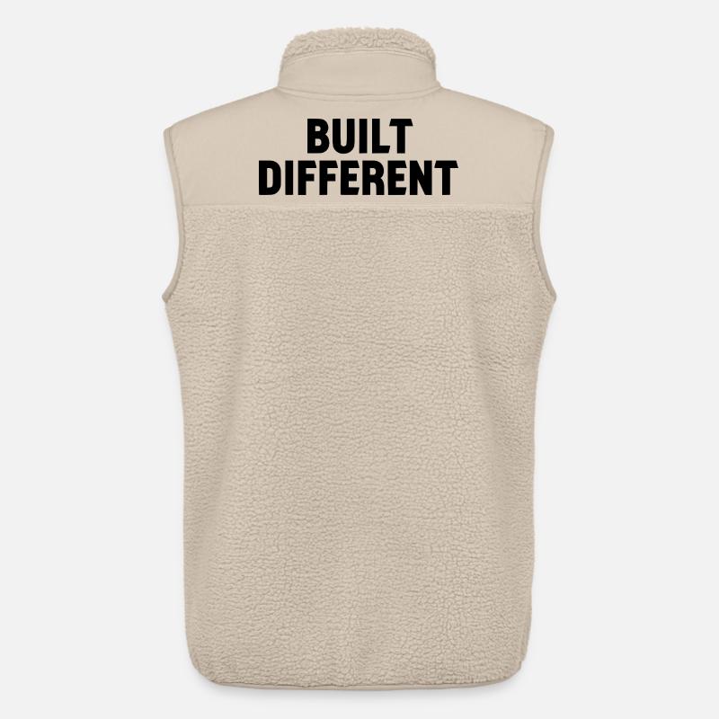 Built Different Statement Schriftzug - Unisex Sherpaweste von Stanley/Stella - Beige